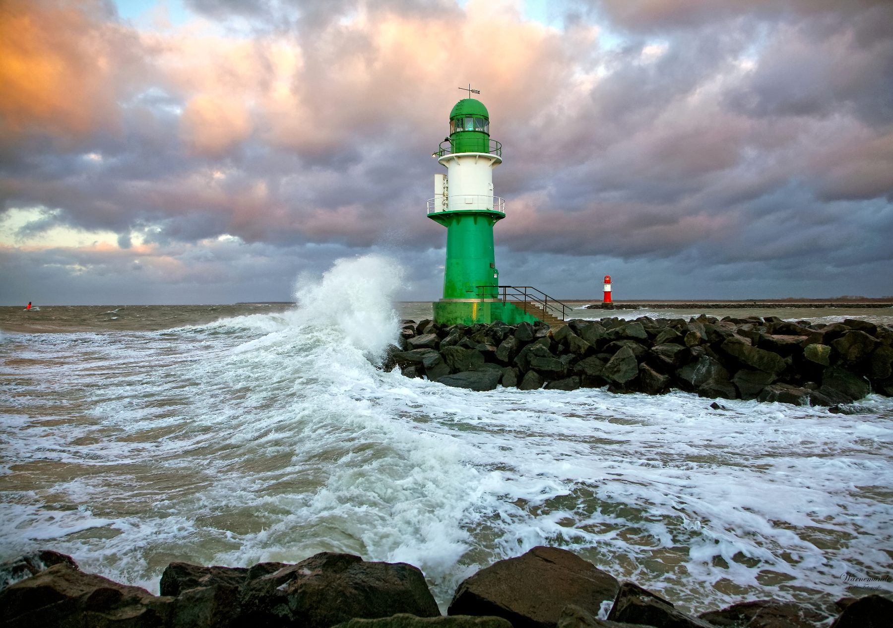 Leuchtturm in Warnemünde bei Sturm